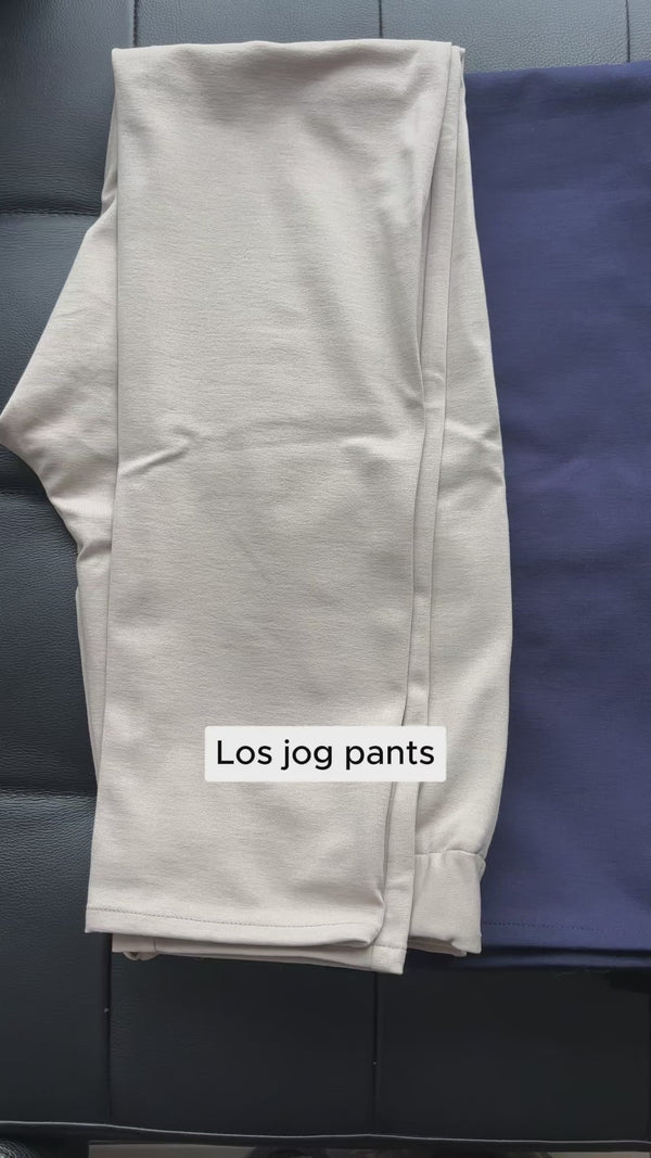 Los jog pants doblados